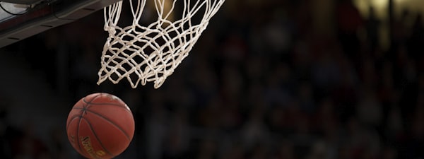 篮球运动员扣篮瞬间的精彩动作特写