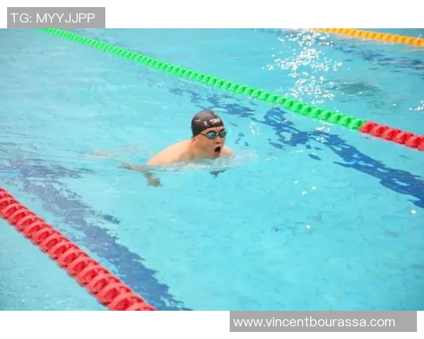 泳池中的明星风采:突破极限成就非凡人生的背后故事